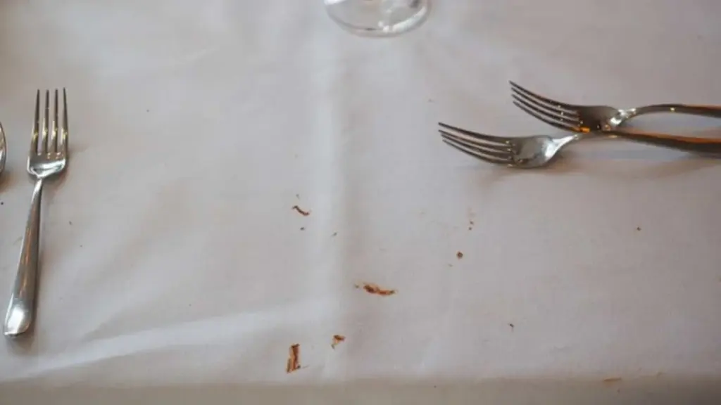 7 kroků jak odstranit žluté skvrny ze slavnostního ubrusu