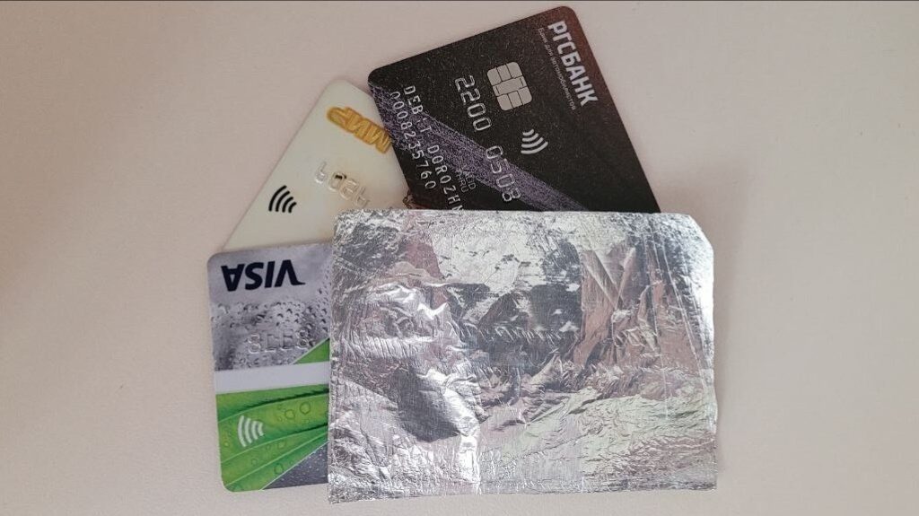 Proč obalovat platební kartu aluminiovou fólií? Odborníci to vysvětlují
